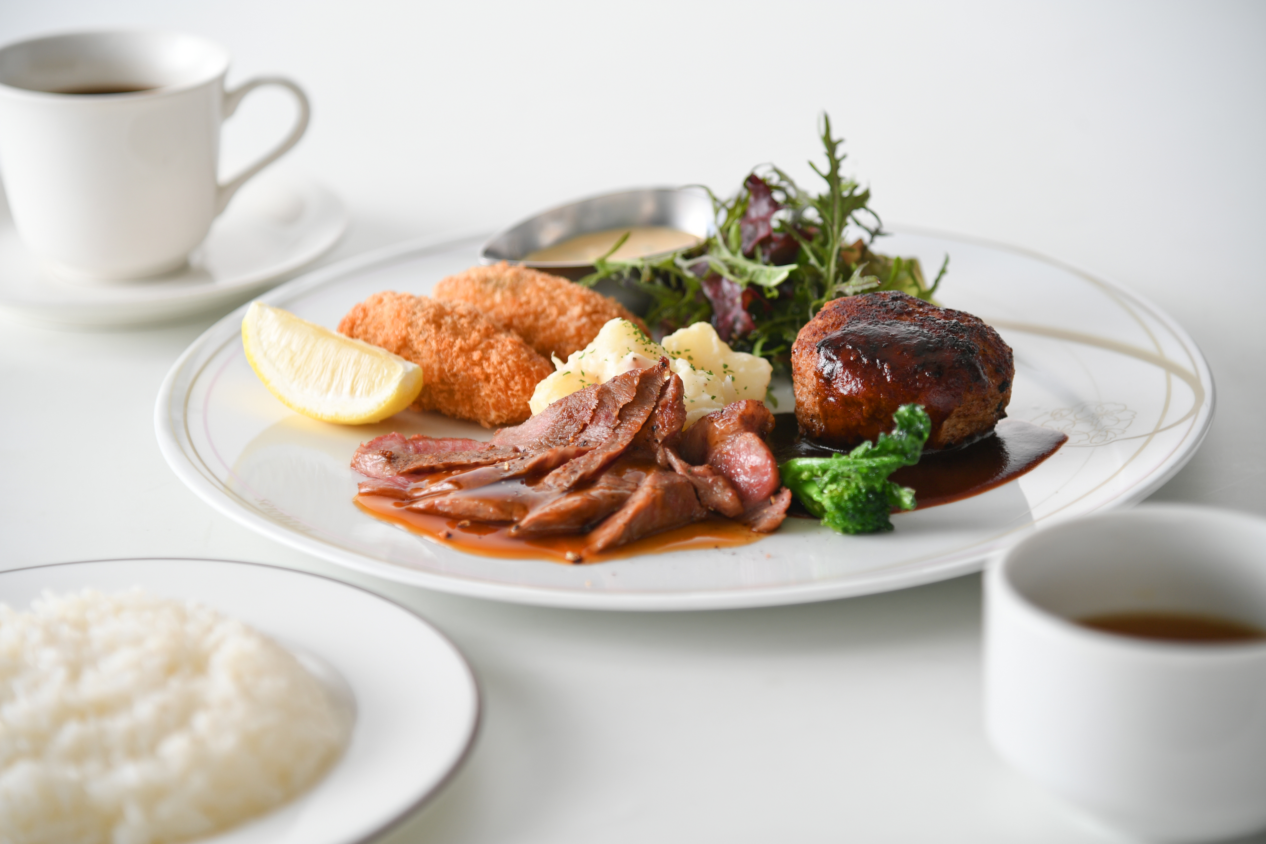 黒毛和牛カットステーキと２種選べる洋食料理