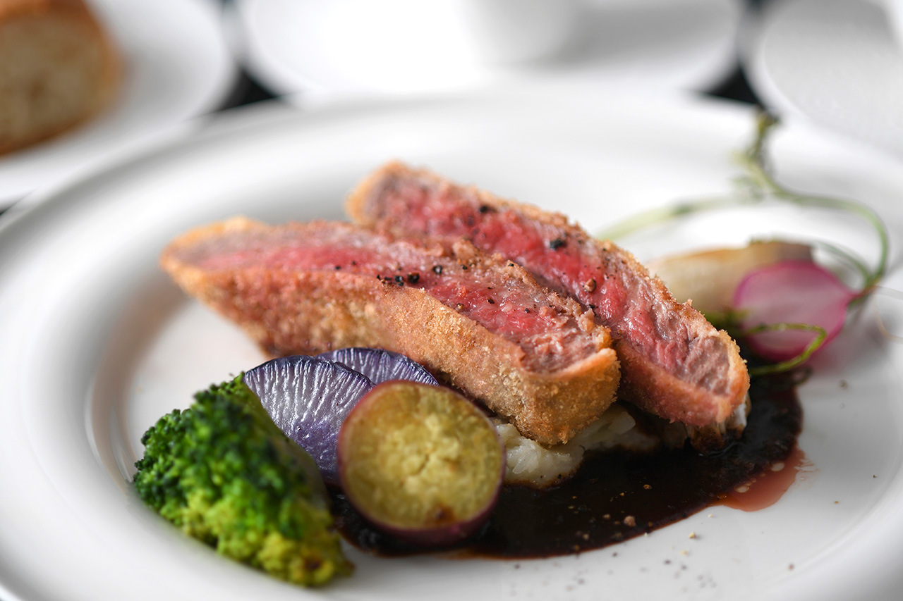 黒毛和牛赤身肉のカツレツと季節野菜のエチュベ